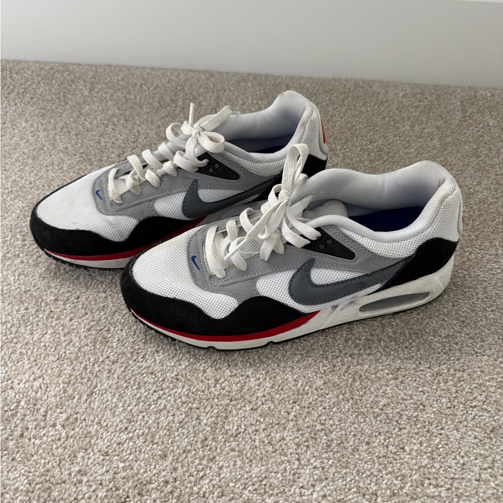 Nike Air Sneakers men’s 7.5 
Good condition!
White / Black / Red